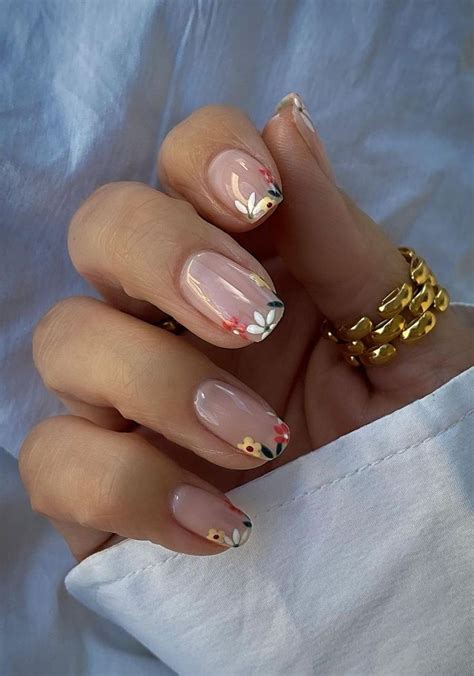 Vergiss French Nails Neuer Maniküre Trend sind Floral Nail Tips in