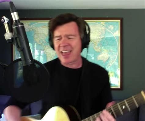 Rick Astley Covers Foo Fighters Everlong And It S Magical