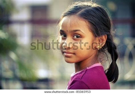 Bela Indiana Adolescente Menina Posando Para O C Mara