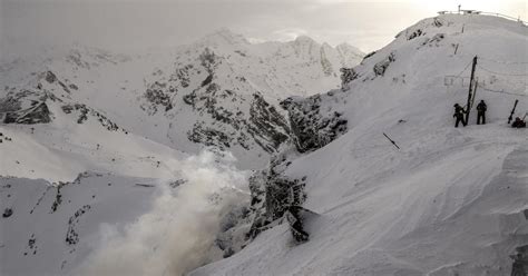 Haute Savoie Une Dizaine De Personnes Emport Es Par Une Avalanche