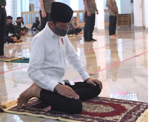 Momen Presiden Jokowi Sholat Jumat Perdana Di Masjid Istana Okezone