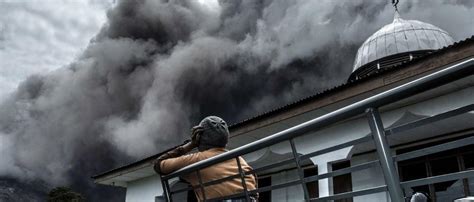 Vulkan Ausbruch Auf Insel Sumatra Menschen Vor Vulkan Sinabung