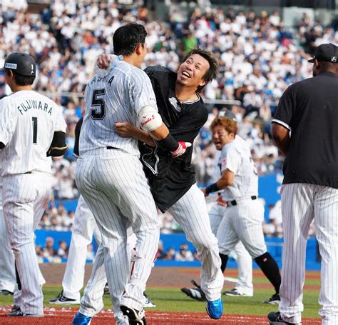 ＜ロ・日＞9回1死ニ、三塁から安田はサヨナラ左犠飛を放ち勝利投手の益田と抱き合う（撮影・長久保 豊） ― スポニチ Sponichi Annex 野球