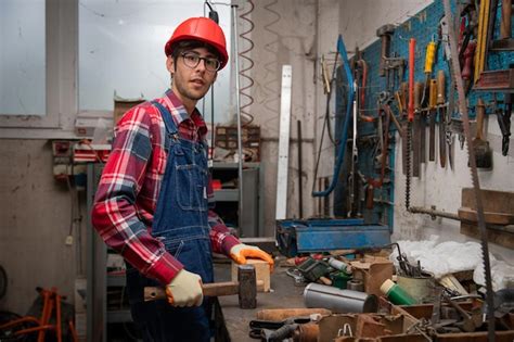 Retrato de un trabajador en una fábrica con herramientas de trabajo en