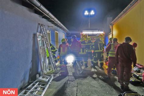 Tiefenrettung Feuerwehren Retten Frau In Elsbach Aus Pumpenschacht