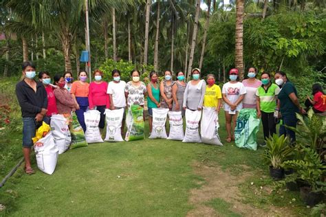 Pia Siquijor Rice Farmers Receive Hybrid Rice Seeds