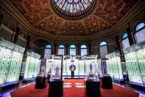 Visitez le Temple de la renommée du hockey dans un bâtiment historique