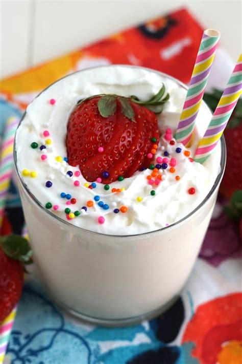 Vanilla Milkshake – Snacks and Sips