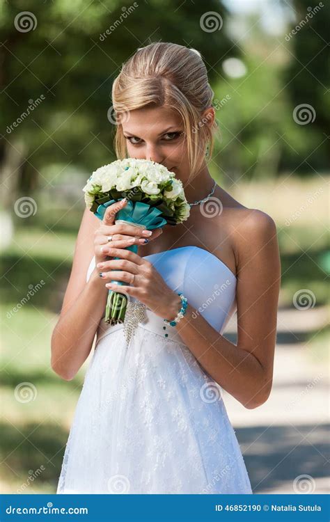 Novia Y Novio Felices En Su Boda Foto De Archivo Imagen De Verde