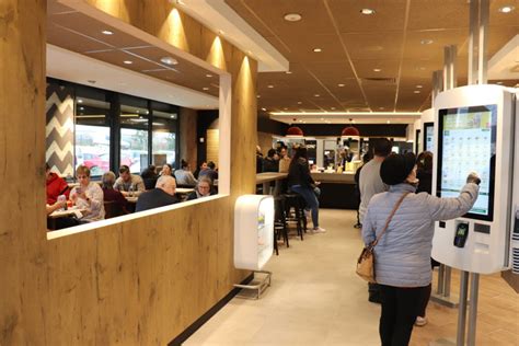 Auxonne Du Monde Pour Le Premier Jour Douverture Du Restaurant McDonalds