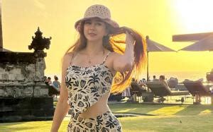 Aura Kasih Pakai Bikini Pamer Body Goals Di Pantai Posenya Jadi