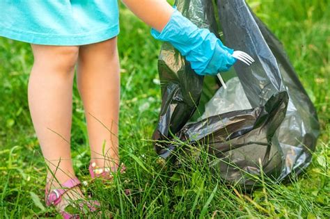 El Ni O Recoge Basura Pl Stica De La Hierba Tirando Basura En Una Bolsa