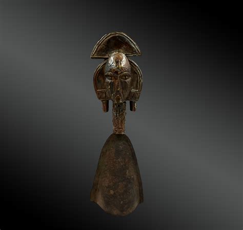 CLOCHE RITUELLE Culture Mahongwé Kota Nord Est du Gabon Première