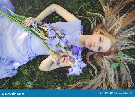 Het Aantrekkelijke Jonge Meisje Met Blonde Dren Haar En Natuurlijke