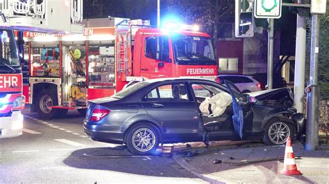 Schwerer Unfall In Hilden Fordert Vier Verletzte