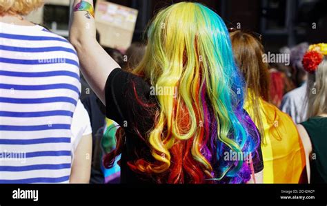 Igualdad Lgbt Marcha Los Jóvenes Que Usan Ropa Y Símbolos De Arco Iris