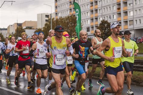 Tysiące biegaczy na ulicach Poznania 23 Poznań Maraton już za nami