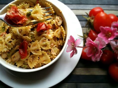 Farfalle Con Sgombro Guarnite Con Pomodoro E Pesto Genovese Mille 1