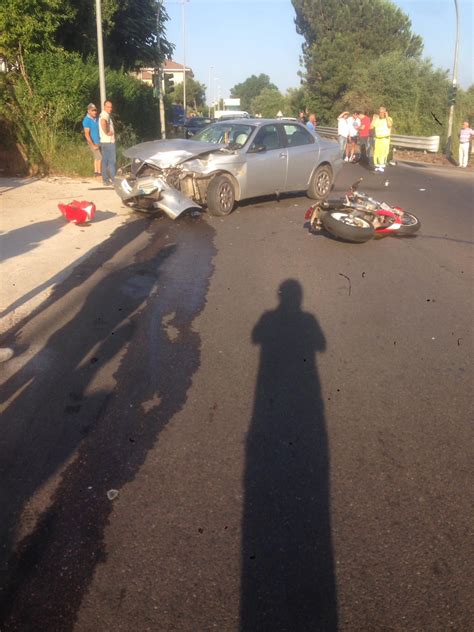 Incidente A Vibo Violento Scontro Tra Auto E Moto Ferito Gravemente