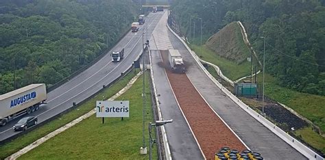 Momentos De P Nico Na Br Carreta Toneladas De Carga Escapa