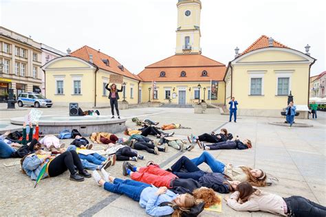 Młodzieżowy Strajk Klimatyczny w Białymstoku Młodzi ludzie kładli się