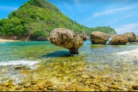 Daya Tarik Pantai Watu Leter Destinasi Pantai Terkenal Indah Di Malang