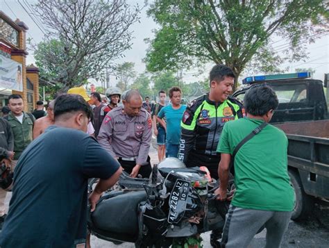 4 Kendaraan Terlibat Tabrakan Beruntun Di Depan SDN Purwosari Magetan