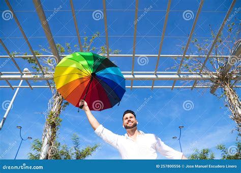 Um Jovem Gay Bonito Olhos Azuis E Camisa Branca Estica Seu Braço Um Guarda chuva