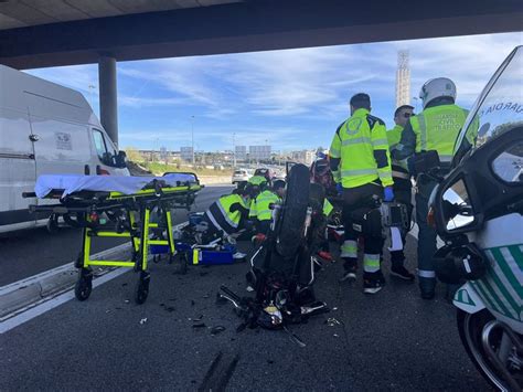 Herido grave un motorista al chocar contra una vehículo en la A 1