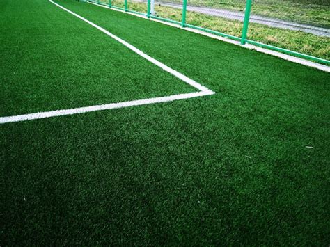 A marcação do campo de futebol na grama verde linhas brancas de não