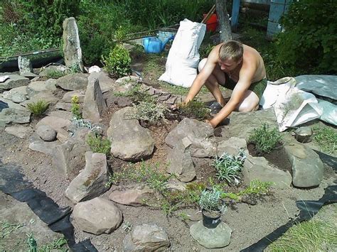 Альпийская горка своими руками: пошаговая инструкция с фото и видео ...