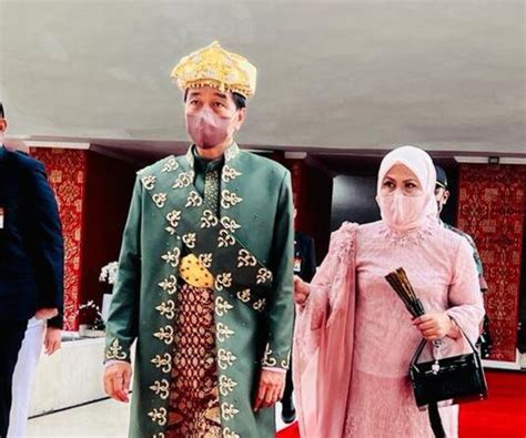 Tiba Di Gedung Senayan Jokowi Gunakan Baju Adat Ini Gagah