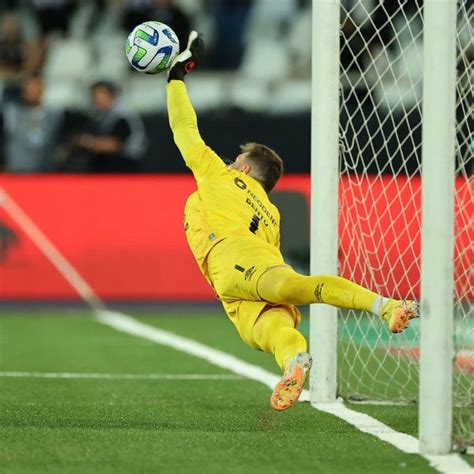 Herói Em Classificação Do Athletico Goleiro Bento Zoa A Torcida Do Botafogo