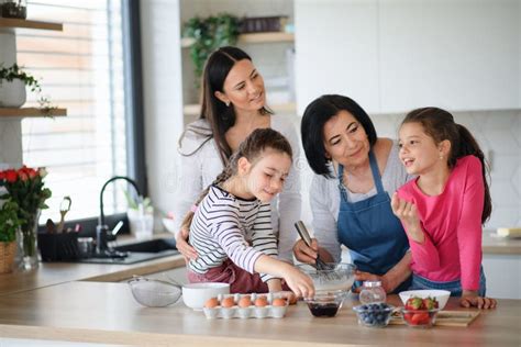 Ni As Peque As Felices Con Madre Y Abuela Haciendo Una Mezcla De