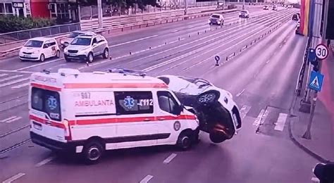 Momentul în care mașina unei șoferițe este spulberată de o ambulanță