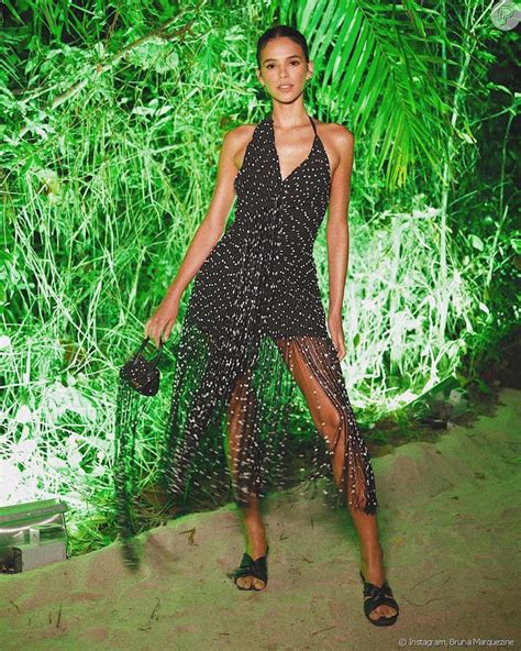 Bruna Marquezine Apostou Em Vestido Preto Aplica Es Metalizadas Da