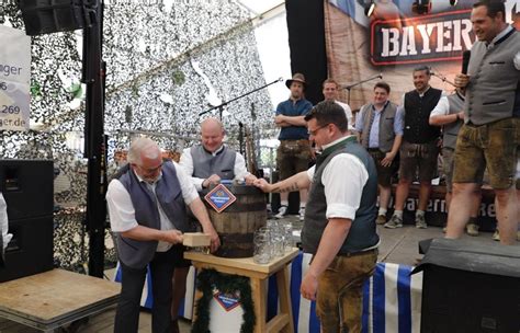 Besucher Und Veranstalter Nur Zufriedene Gesichter Beim Tavernenfest