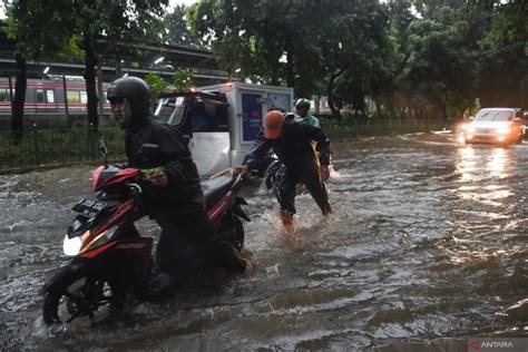 Banjir Terjadi Di Rt Jakarta Timur Akibat Luapan Kali Ciliwung