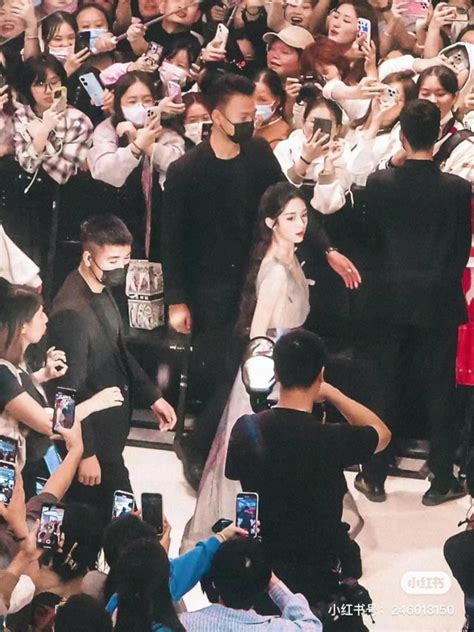 Cô gái được ví như công chúa Disneyland Thượng Hải hóa ra là tiểu hoa đang hot xứ Trung