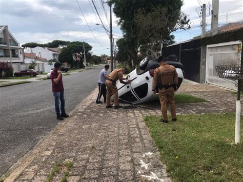 Homem vê o próprio carro que tinha sido roubado e bandidos capotam