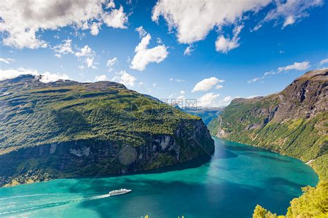 峡湾Geirangerfjord与游轮 Ornesvingen观赏点 挪威旅行目的地峡湾吉兰格峡湾与游轮 挪威高清图片下载 正版图片