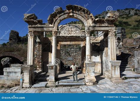 Un Hombre Se Coloca En Las Ruinas Del Templo De Hadrian En El Sitio