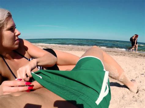 Amateur Outdoor Risky Blowjob On Public Beach Another Day In Paradise