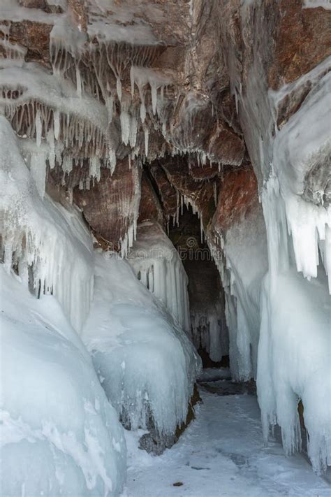 Hielo Cuevas En El Lago De Las Cuevas Rocosas Baikal En Invierno