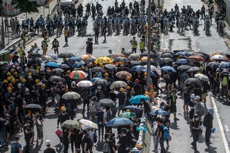 香港七一反逃犯條例抗議：佔領立法會行動遭催淚彈清場，特首林鄭譴責「極端暴力」