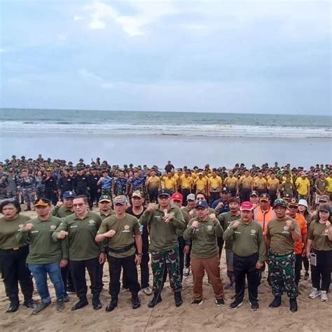 Kerja Bakti Bersih Pantai Kuta Dalam Rangka HUT Ke 62 Korem 163 Wira