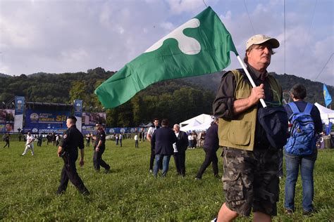 Dopo Lo Schiaffo Di Bossi Anche Pontida Punisce Salvini La Lega Perde