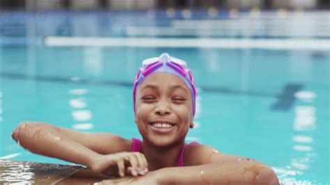 15 200 Fille Piscine Vidéos Libres De Droit 4k Et Hd Istock