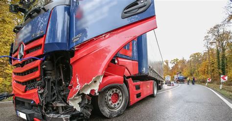 Unfall Auf Der B Autoraser St T Mit Lkw Zusammen Pforzheim