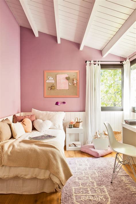 Habitación Infantil Abuhardillada Con Paredes En Rosa Y Tehcho De